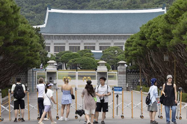 이재명 대통령의 청와대 집무실 복귀를 앞둔 가운데 지난달 7월 30일 서울 종로구 청와대 본관 앞에서 관람객들이 본관을 바라보고 있다. 8월 1일부터 청와대는 대통령 집무실 복귀를 앞두고 안전 및 보안 점검을 위해 내외부 관람을 중단한다.(사진=뉴시스).