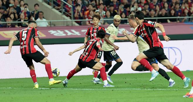 31일 서울월드컵경기장에서 열린 FC바르셀로나 2025 아시아투어 에디션 FC서울과 FC바르셀로나의 경기. 라민 야말이 패스를 하고 있다. 사진=연합뉴스