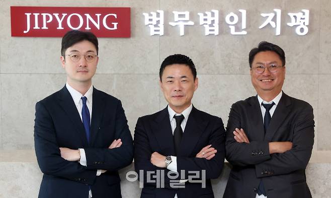 왼쪽부터 법무법인 지평 기후에너지센터 소속 송경훈 변호사, 고세훈 변호사, 김용길 변호사. (사진=방인권 기자)