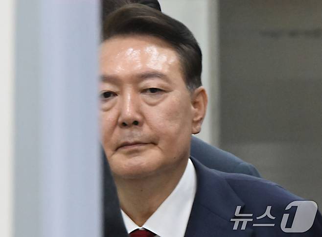 12·3 비상계엄과 관련해 특검 수사를 받는 윤석열 전 대통령이 지난달 9일 밤 서울중앙지법에서 두 번째 구속 전 피의자심문(영장실질심사)을 마친 뒤 대기장소인 서울구치소로 이동하고 있다. 2025.7.9/뉴스1 ⓒ News1 사진공동취재단