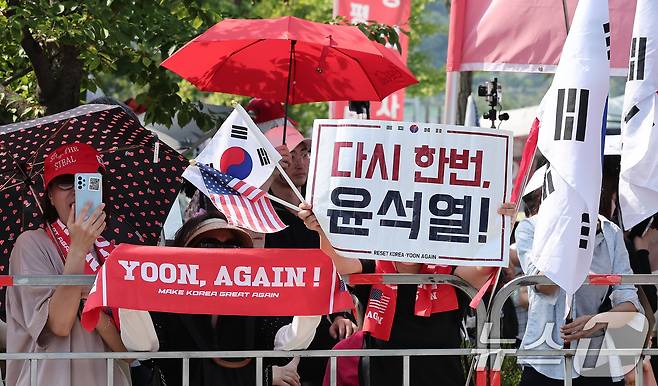 김건희 여사의 각종 의혹을 수사하는 김건희 특검팀(특별검사 민중기)이 윤석열 전 대통령에 대한 체포영장 집행에 나선 1일 오전 경기도 의왕 서울구치소에서 윤 전 대통령 지지자들이 시위하고 있다. 2025.8.1/뉴스1 ⓒ News1 김성진 기자