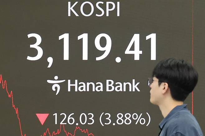 1일 오후 서울 중구 하나은행 딜링룸에서 딜러들이 업무를 보고 있다. /뉴시스