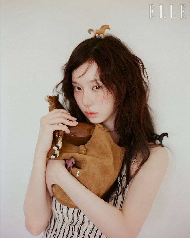 스트라이프 실크 블렌드 드레스와 폴로 플레이 스웨이드 스몰 토트 앤 크로스바디 백은 모두 Polo Ralph Lauren.