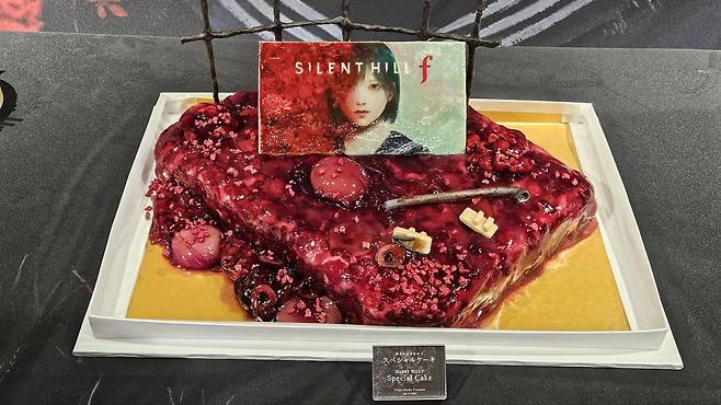 기자간담회를 축하하며 코나미에서 만든 '사일런트힐 F' 케이크