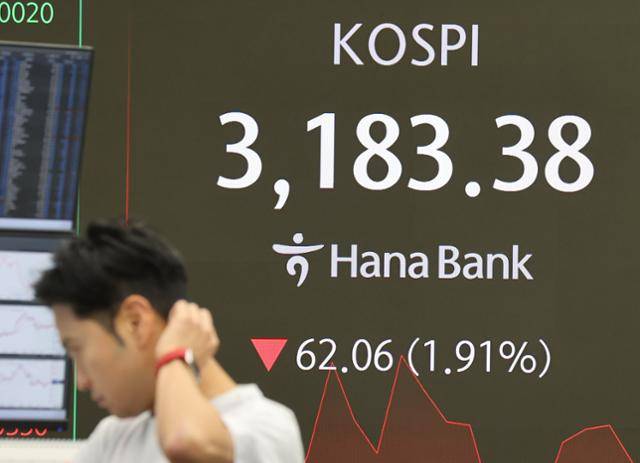 1일 서울 중구 하나은행 본점 딜링룸에서 직원들이 업무를 보고 있다. 연합뉴스