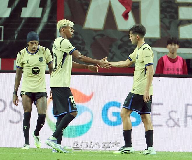 2025 FC바르셀로나 아시아투어 FC서울 친선경기가 31일 오후 서울월드컵경기장에서 열렸다. 바르셀로나 라민 야말이 전반 자신의 두번째골을 성공시키고 기뻐하고있다. 상암=정시종 기자 capa@edaily.co.kr /2025.07.31.