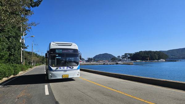 경남 통영에서 뱃길로 30분 거리인 한산도 섬마을에 전기저상버스가 1일부터 운행을 시작했다. 통영시 제공