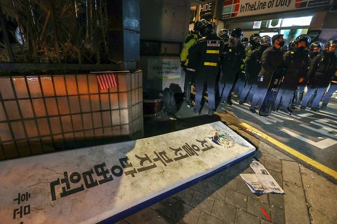 지난 1월19일 새벽 서울 마포구 서울서부지방법원에 윤석열 대통령에 대한 구속영장 발부 소식에 격분한 윤 대통령 지지자들이 난입해 법원 현판을 훼손시켜 땅에 떨어져 있다. /사진=뉴스1.