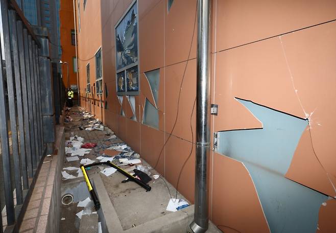 지난 1월19일 윤석열 대통령 지지자들의 폭력 사태가 벌어진 서울 마포구 서울서부지방법원의 외벽과 유리창이 파손돼 있다. /사진=뉴시스.