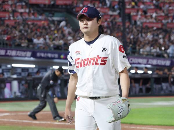 이순철 SBS 스포츠 해설위원이 롯데 자이언츠 투수 정철원의 홈 경기 성적 부진에 대해 '아내가 잘해야 한다'고 발언해 물의를 빚은 가운데 두 사람이 인터뷰를 통해 논란을 훈훈하게 마무리 지었다. 사진은 지난달 19일 롯데 자이언츠 투수 정철원이 7회 구원 등판, 역투를 펼친 후 더그아웃으로 향하는 모습. /사진=스타뉴스