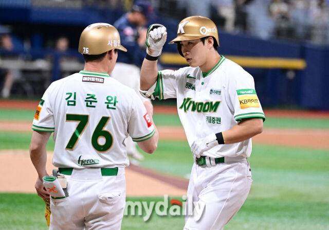 2025년 7월 23일 오후 서울 고척스카이돔에서 열린 '2025 신한 SOL뱅크 KBO 리그' 롯데 자이언츠와 키움 히어로즈의 경기. 키움 이주형이 1회말 2사 후 안타를 친 뒤 기뻐하고 있다./마이데일리