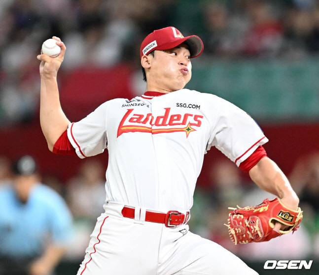 SSG 조병현이 31일 키움전 9회초 등판해 역투를 펼치고 있다.