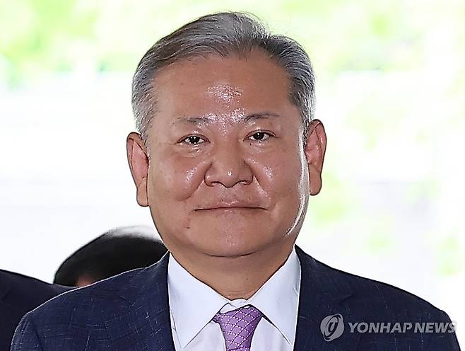 영장심사 위해 법원 출석하는 이상민 전 장관 (서울=연합뉴스) 김성민 기자 = 이상민 전 행정안전부 장관이 구속 전 피의자 심문(영장실질심사)을 위해 31일 서울 서초구 서울중앙지방법원으로 들어서고 있다. 2025.7.31 ksm7976@yna.co.kr