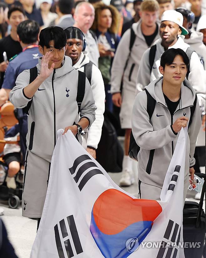 태극기 들고 입국하는 손흥민과 양민혁 (영종도=연합뉴스) 김도훈 기자 = 잉글랜드 프리미어리그 토트넘 홋스퍼 손흥민과 양민혁이 1일 인천국제공항 제1터미널에서 태극기를 들고 동료선수들과 함께 입국장에 들어서고 있다.
토트넘은 오는 3일 오후 8시 서울 월드컵경기장에서 뉴캐슬 유나이티드와 친선전을 치른다. 2025.8.1 superdoo82@yna.co.kr