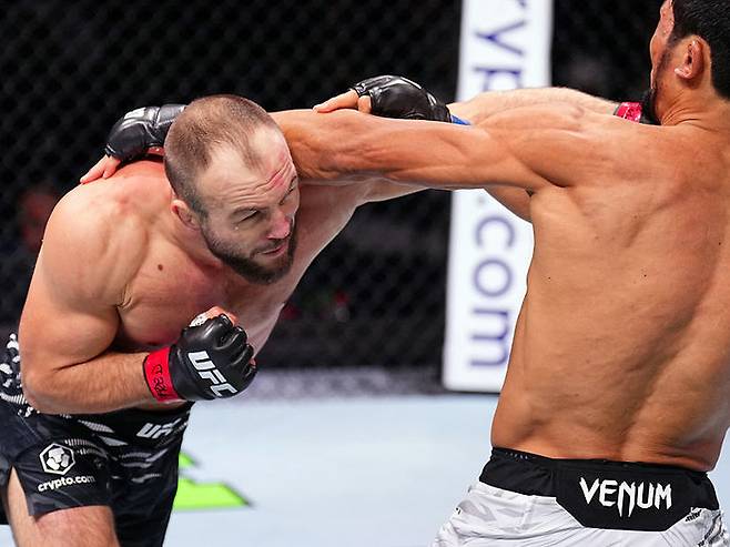 지난해 열린 UFC 308에서 레베츠키가 오롤바이(오른쪽)에게 펀치 공격을 하고 있다. 사진 | UFC