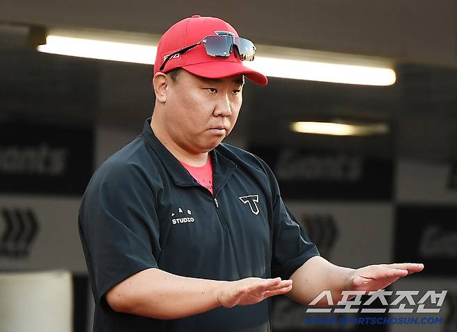 25일 부산 사직구장에서 열린 KIA와 롯데의 경기. KIA 이범호 감독이 침착한 플레이를 당부하고 있다. 부산=정재근 기자 cjg@sportschosun.com/2025.7.25/