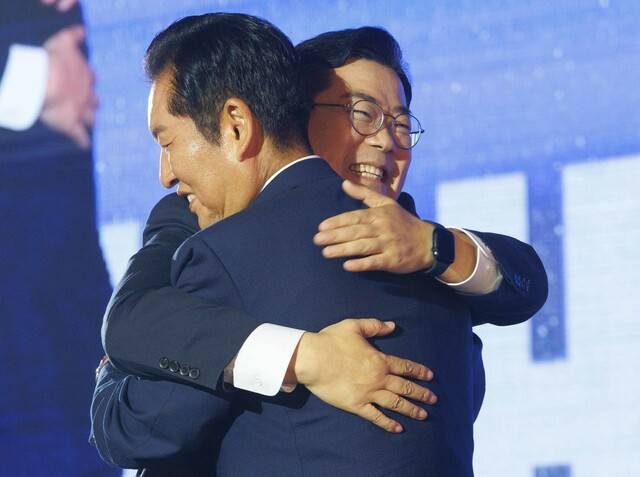 정청래 더불어민주당 신임 대표가 2일 오후 경기 고양시 킨텍스에서 열린 제2차 임시전국당원대회에서 박찬대 후보와 포옹하고 있다. 공동취재사진