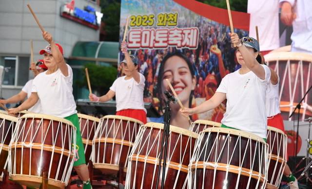 ▲ 2025 화천토마토축제가 1일 화천군 사내면 사창리 문화마을에서 개막해 오는 3일까지 사흘간의 일정에 들어갔다.