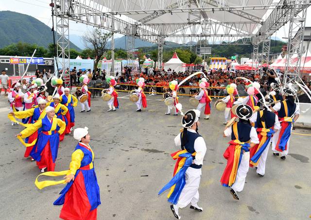 ▲ 2025 화천토마토축제가 1일 화천군 사내면 사창리 문화마을에서 개막해 오는 3일까지 사흘간의 일정에 들어갔다.