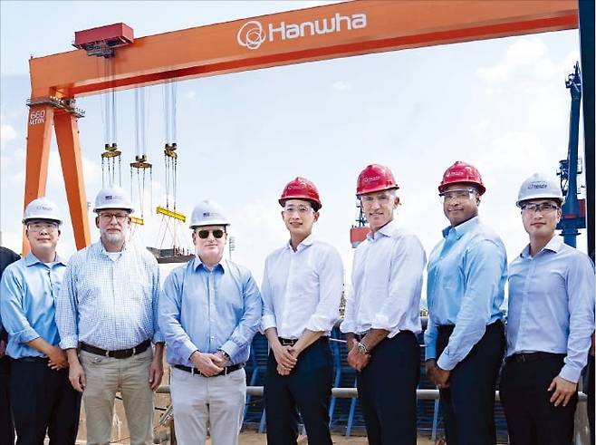 존 펠런 미국 해군성 장관(왼쪽 세 번째)과 러셀 보트 백악관 예산관리국장(두 번째) 등 미국 정부 관계자들이 김동관 한화그룹 부회장(네 번째)의 안내로 지난달 30일 펜실베이니아주 필라델피아의 한화 필리조선소를 둘러봤다. /한화그룹 제공