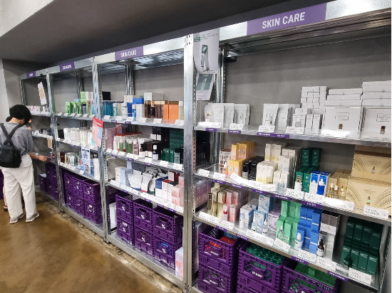 오프뷰티 매장 안 매대.