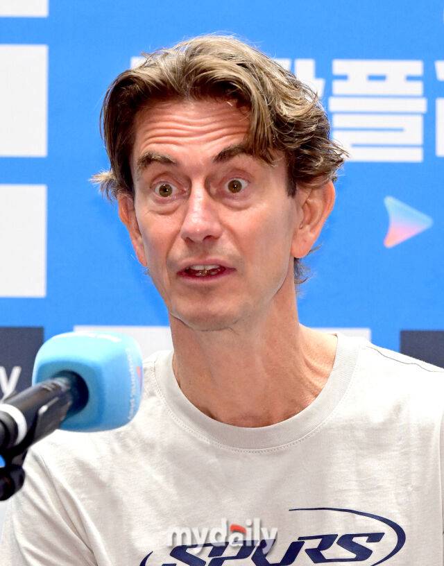 2일 오전 서울 여의도 IFC에서 '2025 쿠팡플레이 시리즈, 토트넘 홋스퍼 FC 기자회견'이 열렸다. 토트넘 토마스 프랭크 감독이 인사하고 있다./유진형 기자