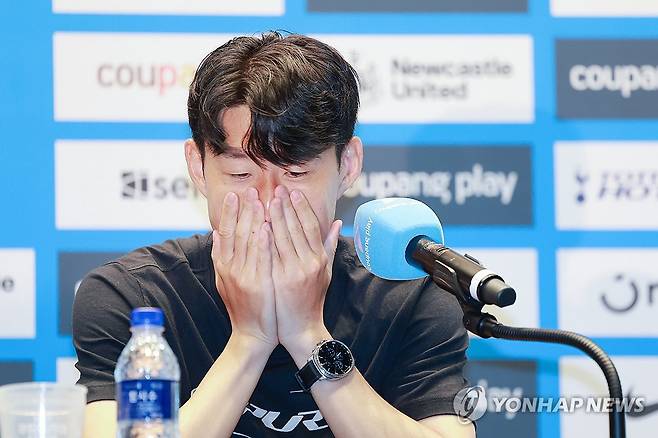 손흥민, 올여름 토트넘 떠나기로 (서울=연합뉴스) 신현우 기자 = 잉글랜드 프로축구 토트넘 손흥민이 2일 서울 영등포구 IFC 더포럼에서 열린 2025 쿠팡플레이 시리즈 기자회견에 참석해 있다.
이날 손흥민은 기자회견에 앞서 별도의 발언을 통해 "올여름 팀을 떠나기로 결정했다"고 발표했다. 2025.8.2 nowwego@yna.co.kr