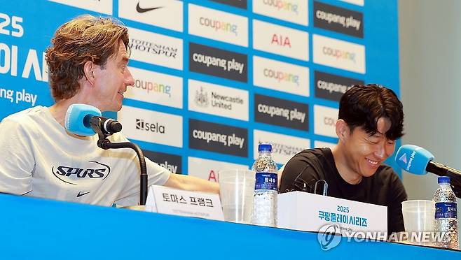 손흥민 등 두두리는 토마스 프랑크 감독 (서울=연합뉴스) 신현우 기자 = 잉글랜드 프로축구 토트넘 토마스 프랑크 감독이 2일 서울 영등포구 IFC 더포럼에서 열린 2025 쿠팡플레이 시리즈 기자회견에 참석해 취재진 질문에 답하며 손흥민 등을 두드리고 있다.
이날 손흥민은 기자회견에 앞서 별도의 발언을 통해 "올여름 팀을 떠나기로 결정했다"고 발표했다. 2025.8.2 nowwego@yna.co.kr