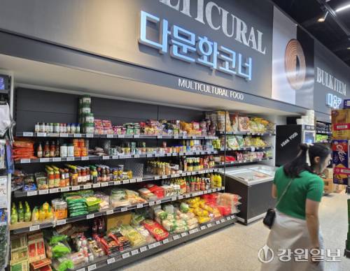 ◇홍천군 내면농협 하나로마트. 외국인 근로자들을 위한 다문화 코너가 마련됐다. 사진=신하림기자