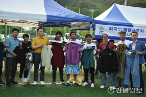 ◇내면이장협의회와 부녀회는 2일 하나됨 원 콘서트장에서 외국인 계절근로자를 위한 의류 나눔 행사를 개최했다. 사진=신하림기자