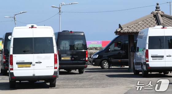 우도에서 운행중인 16인승 전세버스./뉴스1