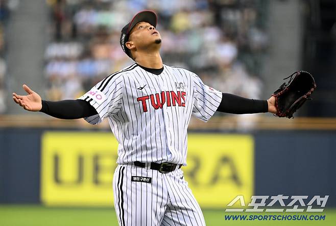 19일 잠실야구장에서 열린 롯데와 LG의 경기, LG 선발투수 에르난데스가 1회초 투구를 마친 후 더그아웃으로 향하고 있다. 잠실=허상욱 기자wook@sportschosun.com/2025.07.19/