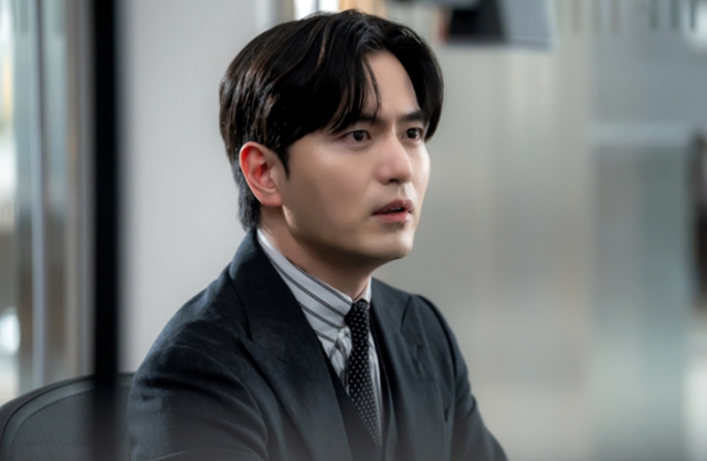 '에스콰이어: 변호사를 꿈꾸는 변호사들'은 정의롭고 당차지만 사회생활에 서툰 법무법인 율림의 신입 변호사 강효민이 온 세상에 냉기를 뿜어대지만 실력만큼은 최고인 파트너 변호사 윤석훈을 통해 완전한 변호사로 성장해 나가는 이야기를 담는다. JTBC 제공