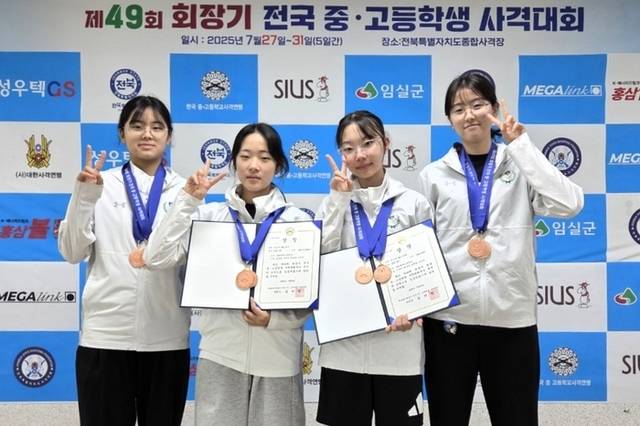 ▲ 강원체고 사격부 이하은(왼쪽부터)과 조민서, 염예랑, 황보영이 지난달 31일 임실 전라북도종합사격장에서 막을 내린 제49회 회장기 전국중·고등학생 사격대회에서 입상한 뒤 기념 촬영하고 있다. 강원체고 사격부 제공