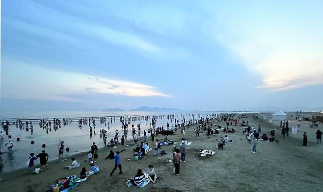 지난 2일 오후 부산 사하구 다대포해수욕장이 피서 인파로 북적이고 있다. 연합뉴스