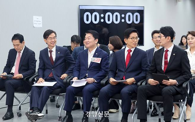 3일 여의도 국민의힘 중앙당사에서 열린 당 대표 후보자 비전대회에 앞서 후보들이 대화를 나누고 있다. 왼쪽부터 장동혁, 조경태, 안철수, 김문수, 주진우 후보. 문재원 기자