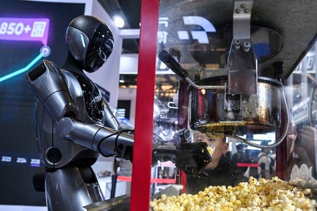 지난달 29일 중국 상하이에서 열린 세계인공지능컨퍼런스(WAIC)에서 한 로봇이 팝콘을 만들고 있는 모습. AFP 연합뉴스