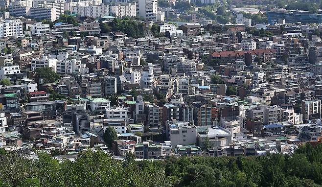 서울 남산에서 바라본 용산구 지역의 빌라촌 모습. 이상섭 기자