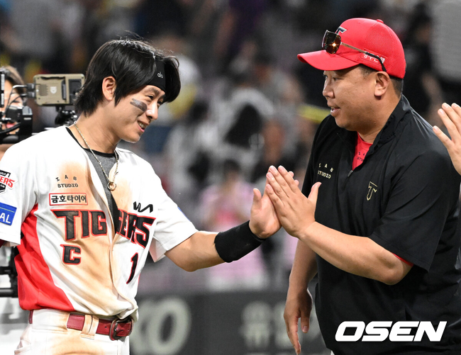 박찬호가 이범호 감독과 하이파이브를 하고 있다./OSEN DB