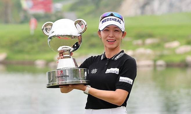 배소현이 3일 강원도 원주의 오로라 골프&리조트에서 열린 KLPGA 오로라월드 레이디스 챔피언십에서 우승을 차지한 뒤 트로피를 들고 기념촬영을 하고 있다. KLPGA 제공