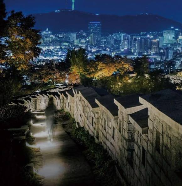 울시가 인스타그램에 소개한 《케데헌》 속 명소들. 서울시는 루미와 진우가 만난 밤의 성곽길(왼쪽)로 낙산공원 성곽길을, 사자보이즈의 거리 공연 장소로 명동 거리를 소개했다. ⓒ서울시 인스타그램