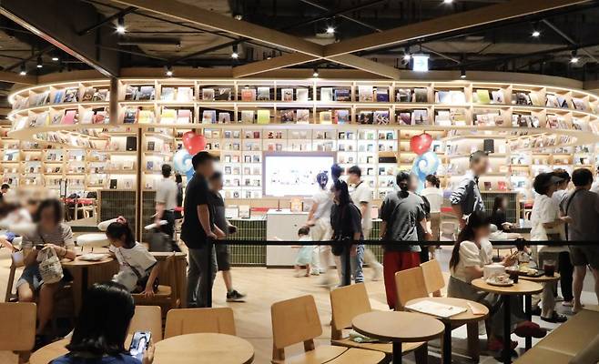 2층 핵심공간에 마련한 스타필드 마켓의 시그니처인 ‘북 그라운드’. 사진제공|이마트