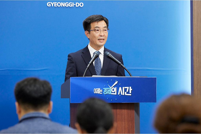 ▲ 성제훈 경기도농업기술원장이 4일 오전 경기도청 브리핑룸에서 AI 기반 농작물 불량환경 예측 시스템 구축에 대해 브리핑하고 있다./사진제공=경기도