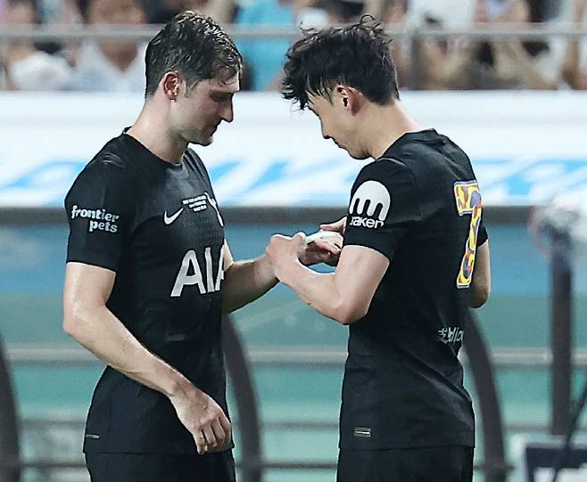 올여름 팀을 떠나기로 한 토트넘 홋스퍼 손흥민이 3일 서울월드컵경기장에서 열린 2025 쿠팡플레이 시리즈 뉴캐슬 유나이티드와의 친선경기에서 교체 아웃되며 벤 데이비스에게 주장완장을 넘기고 있다. 사진=연합뉴스
