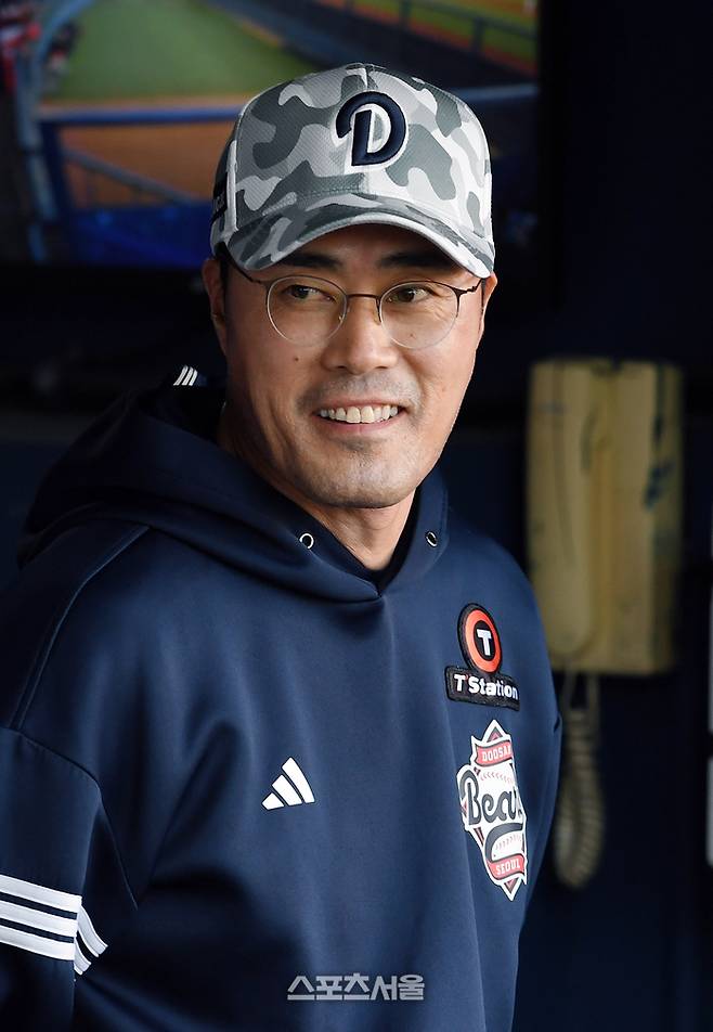 두산 조성환 감독대행이 4일 서울 잠실구장에서 열린 2025 KBO리그 KIA와 경기에서 코치진과 이야기를 나누며 웃고 있다. 잠실 | 박진업 기자 upandup@sportsseoul.com