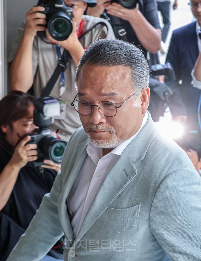 이일준 삼부토건 회장이 지난달 10일 삼부토건 주가조작 의혹 관련 조사를 받기 위해 서울 종로구 KT광화문빌딩 웨스트에 마련된 김건희 특검 사무실에 출석하고 있다. 박동욱기자 fufus@