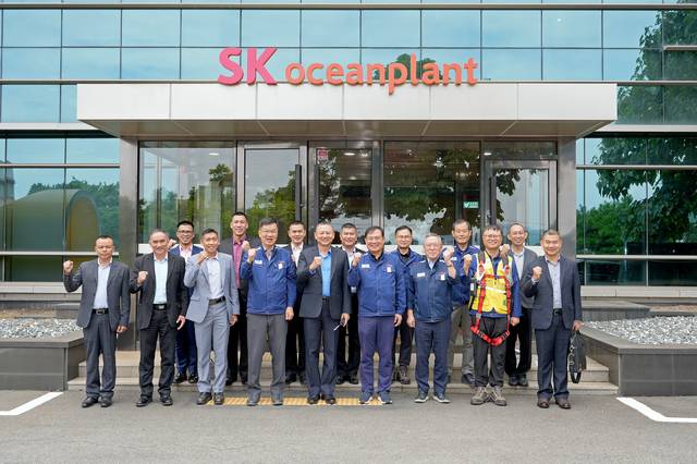 지난 3일 경남 고성군 SK오션플랜트 본사를 방문한 태국 해군 참모총장 등 방문단이 현장에서 태국인 용접사와 기념 촬영하고 있다. SK오션플랜트 제공.
