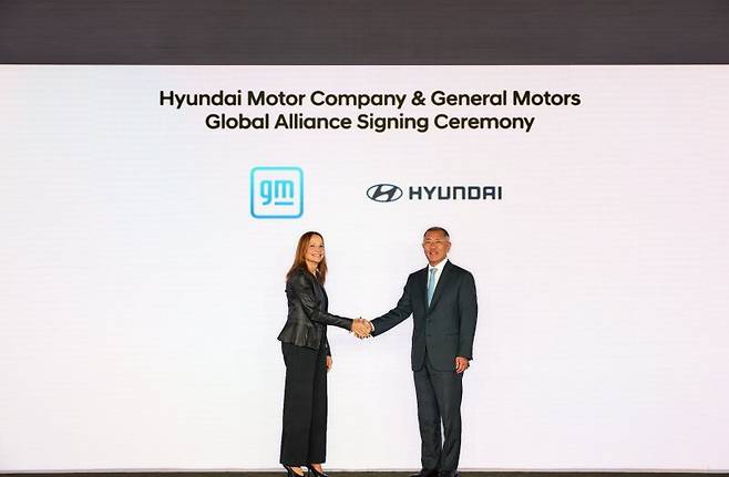 정의선 현대차그룹 회장(오른쪽)이 지난해 9월 12일 메리 바라(Mary Barra) GM 회장 겸 CEO와 포괄적 협력 위한 MOU를 체결한 후 악수하고 있다. 사진=현대차그룹 제공