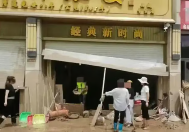 홍수로 인해 금은방에서 장신구가 떠내려가는 사건이 발생했다. 지무뉴스 캡처