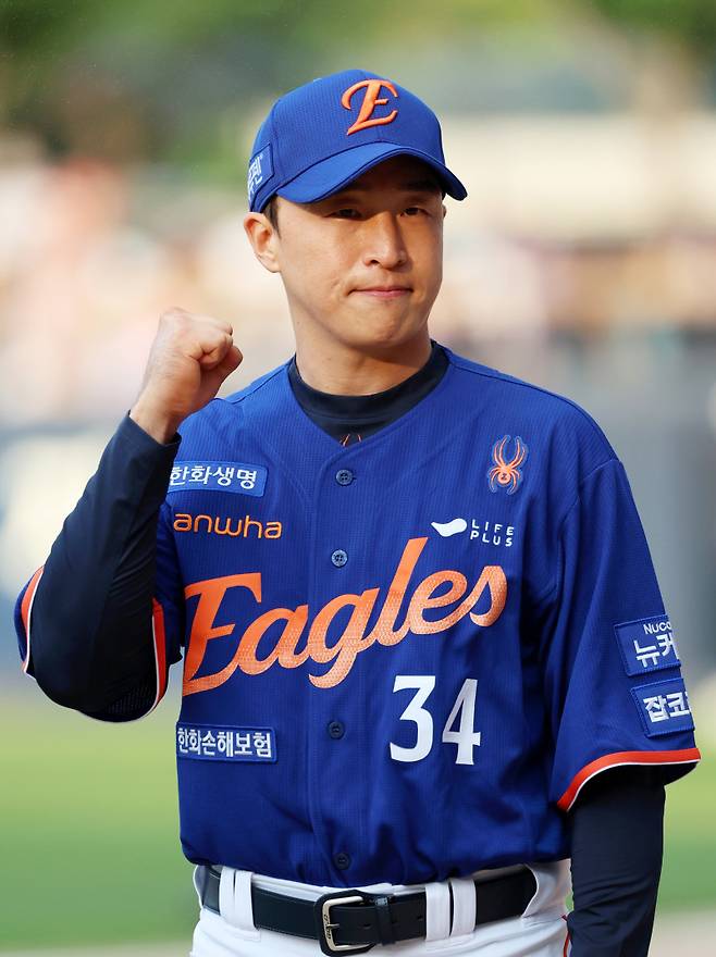 <yonhap photo-3690=""> 한화 유니폼 입은 손아섭 (광주=연합뉴스) 조남수 기자 = 한화 이글스로 이적한 손아섭이 1일 광주기아챔피언스필드에서 새 유니폼을 입고 포토타임을 갖고 있다. 2025.8.1 iso64@yna.co.kr/2025-08-01 18:13:33/ <저작권자 ⓒ 1980-2025 ㈜연합뉴스. 무단 전재 재배포 금지, AI 학습 및 활용 금지></yonhap>